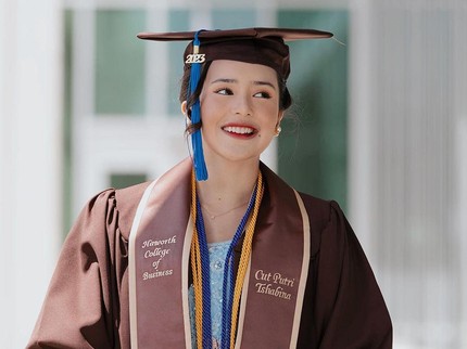 7 Potret Wisuda Beby Tsabina di Amerika Serikat, Raih Predikat Summa Cum Laude