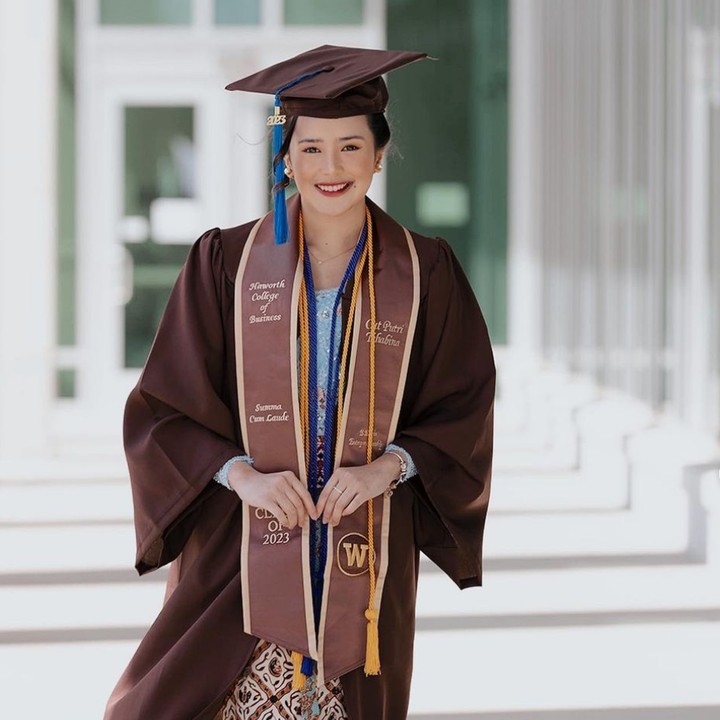 <p>Ada beberapa artis Tanah Air berhasil lulus kuliah dengan predikat membanggakan. Salah satunya adalah Cut Beby Tsabina, yang lulus dari Western Michigan University, Amerika Serikat, pada tahun 2023. Baby, diketahui meraih prestasi paling membanggakan dengan memperoleh predikat Summa Cum Laude atau 'pujian tertinggi' dalam predikat akademik. (Foto: Instagram @bebytsabina)</p>
