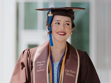 7 Potret Artis Indonesia Lulus dengan Predikat Summa Cum Laude hingga Cum Laude