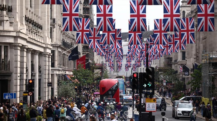 Bendera Union Jack digantung di sepanjang Regent Street, menjelang Penobatan Raja Charles dan Camilla, Permaisuri di London, Inggris, 30 April 2023. Bendera Union Jack digantung di sepanjang Regent Street, menjelang Penobatan Raja Charles dan Camilla, Permaisuri di London, Inggris, 30 April 2023. (REUTERS/Henry Nicholls)