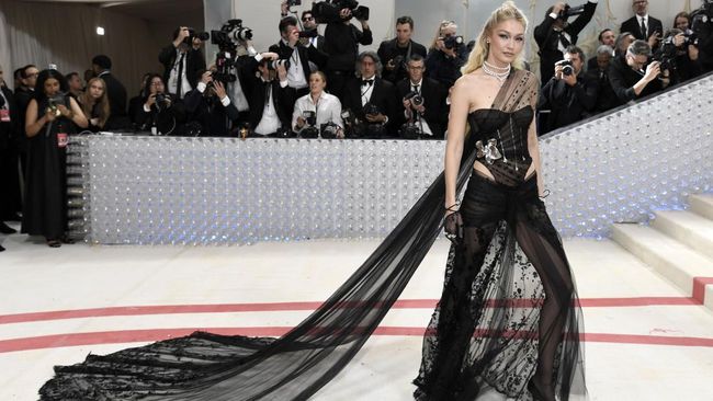 Gigi Hadid bersama temannya, Leah McCarthy ditangkap karena terciduk membawa marijuana saat liburan ke Pulau Cayman pada pekan lalu.