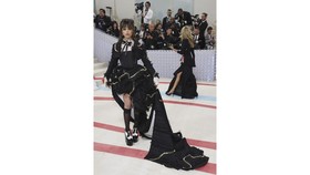 Aura Glamor 'Wednesday Addams' di Met Gala 2023