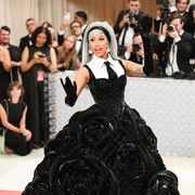 Cardi B Disiram Air saat Manggung, Langsung Balas Lempar Mikrofon ke Penonton