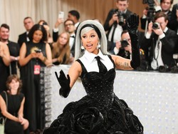Disiram Air Saat Konser, Cardi B Lempar Mikrofon ke Penonton