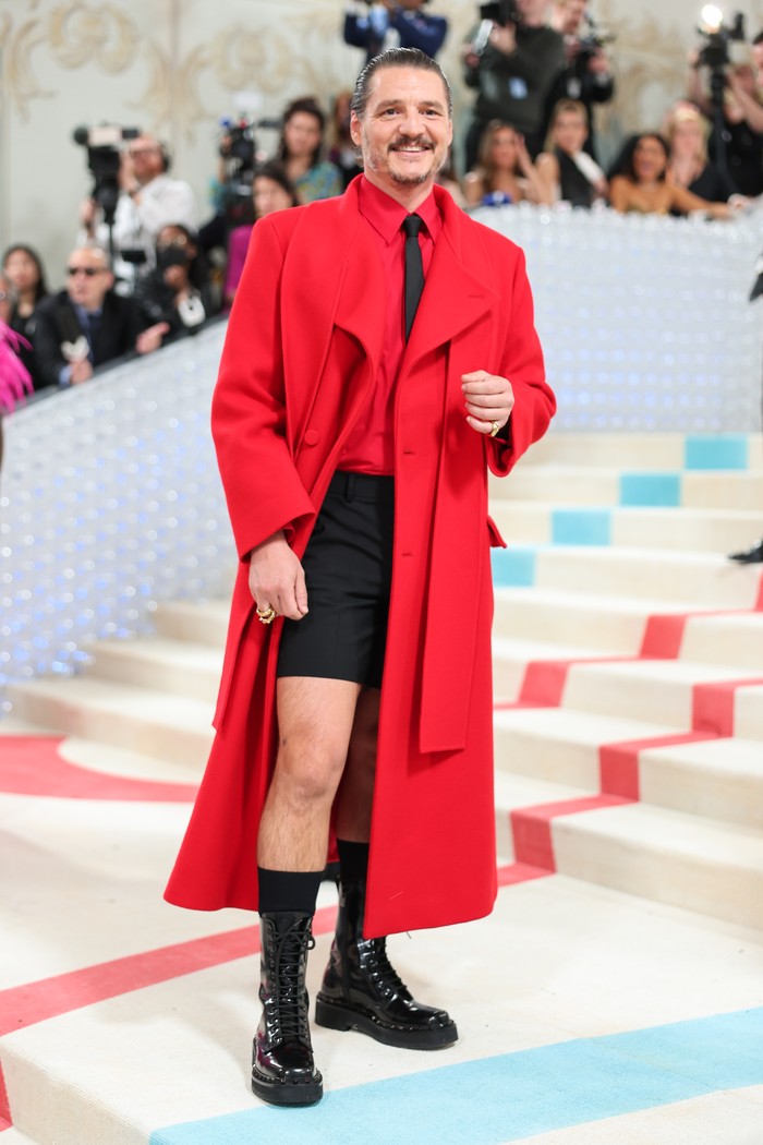 Hadir di Met Gala 2023, pemain The Last of Us (2023) Pedro Pascal mencuri perhatian mengenakan kemeja dan mantel merah bersama celana pendek. Foto: Christopher Polk/WWD via Getty Images