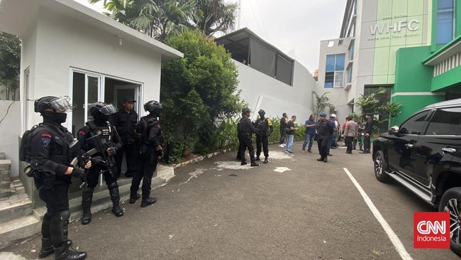 Personel Brimob berjaga di depan pintu kantor MUI, Jakarta Pusat, usai aksi penembakan oleh orang tak dikenal.