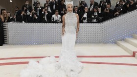 Transformasi Doja Cat Berubah jadi 'Kucing Kaya Karl' Lagerfeld