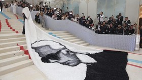 FOTO: Busana Paling Dramatis di Met Gala 2023