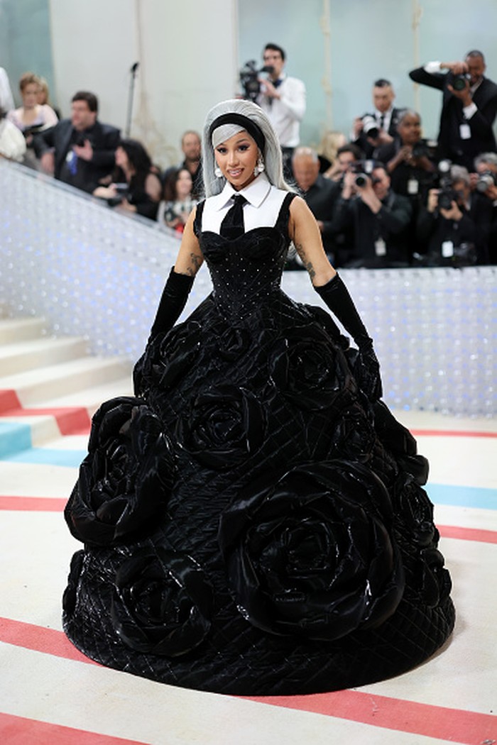 Cardi B bergaya klasik dan gaun aksen dasi yang juga jadi tribute bagi Karl. Gaun tersebut merupakan rancangan Cheng Peng. Foto: Getty Images/Mike Coppola