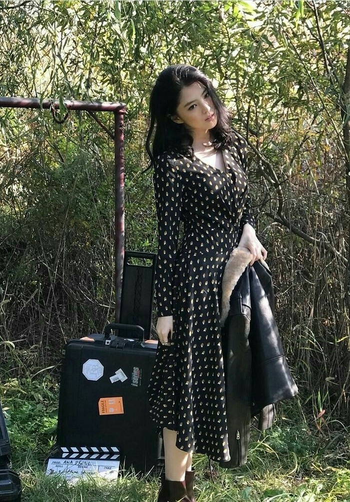 Dress dengan motif polkadot bisa dijadikan andalan untuk tampil elegan dengan gaya all black outfit namun tetap eye catching dan jauh dari kata suram./Foto: Instagram.com/Xeesoxee
