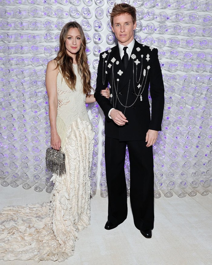 Elegan namun sarat statement, Eddie Redmayne dan istri, Hannah, tampil stylish memakai kreasi Alexander McQueen yang sarat akan detail.Foto: Instagram AlexanderMcQueen