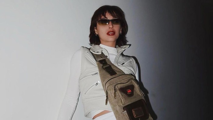 Glossy red lips ala Emma Chamberlain.