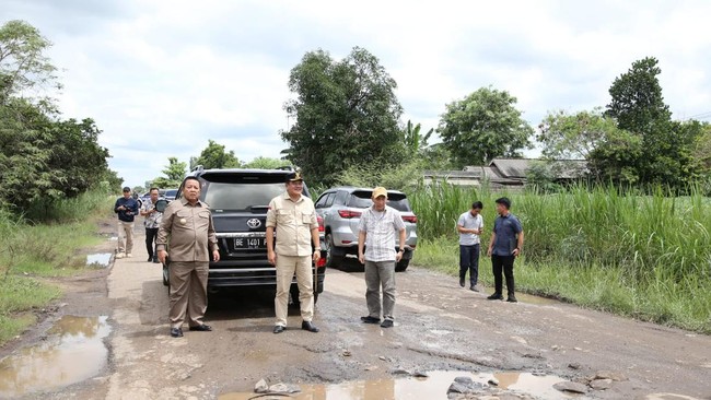 Jelang kedatangan Presiden Jokowi, Gubernur Lampung Arinal Djunaidi memperbaiki sejumlah jalan rusak yang sempat viral dijadikan tempat mandi lumpur.