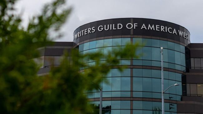 Sebanyak 11 ribu penulis yang tergabung dalam Writers Guild of America (WGA) bakal melakukan aksi mogok kerja untuk suarakan tuntutan.