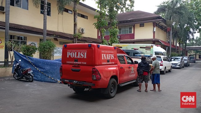 Tim Inafis Polri mendatangi Rumah Sakit Polri Kramat Jati untuk melakukan autopsi terhadap mayat pria inisial M, pelaku penembakan kantor MUI Pusat.