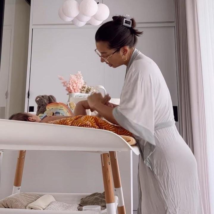 <p>"<em>My Morning as a Mom of 4. What does your morning look like??</em>" tulis Jennifer pada <em>caption</em> video tersebut, dikutip dari laman <em>Instagram@jenniferbachdim.</em> Bunda yang satu ini mengawali paginya dengan memandikan dua anaknya yang paling kecil, yakni Kiyoji dan Kiro. (Foto: Instagram@jenniferbachdim)</p>