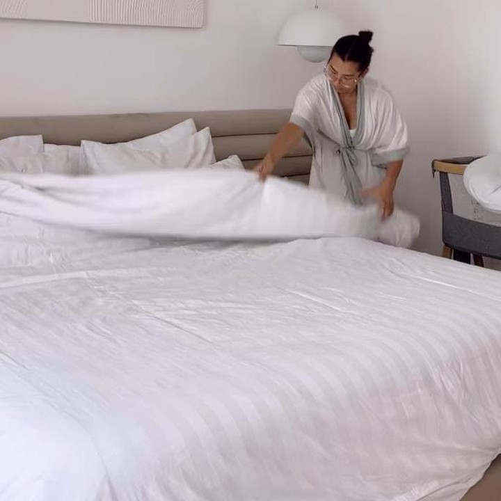 <p>Kemudian, dia bergegas membersihkan tempat tidur anak-anaknya dan mengumpulkan pakaian kotor untuk dicuci. (Foto: Instagram@jenniferbachdim)</p>