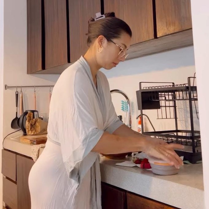<p>Setelah itu, Bunda empat orang anak ini menyiapkan bekal sebelum anak-anak berangkat ke sekolah. Tak berhenti di situ, Bunda. Jennifer pun masih melanjutkan tugasnya untuk bersih-bersih rumah setelah anak-anaknya pergi ke sekolah. (Foto: Instagram@jenniferbachdim)</p>