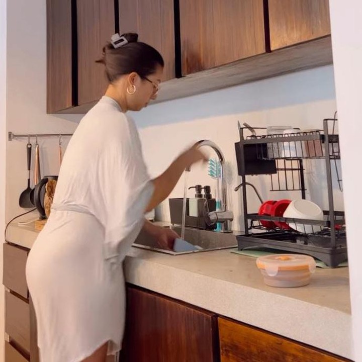 <p>Jennifer Bachdim belum lama ini menyita perhatian publik usai membagikan video tentang kegiatannya sebagai ibu rumah tangga di pagi hari. Mulai dari membuat sarapan untuk keluarga hingga bersih-bersih rumah, tanpa bantuan asisten rumah tangga (ART). (Foto: Instagram@jenniferbachdim)</p>