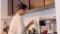 <p>Jennifer Bachdim belum lama ini menyita perhatian publik usai membagikan video tentang kegiatannya sebagai ibu rumah tangga di pagi hari. Mulai dari membuat sarapan untuk keluarga hingga bersih-bersih rumah, tanpa bantuan asisten rumah tangga (ART). (Foto: Instagram@jenniferbachdim)</p>