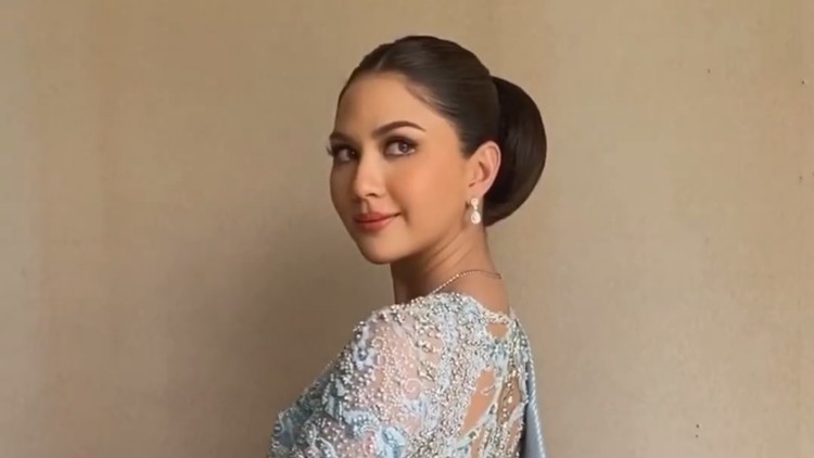 Jessica Mila pakai kebaya Martumpol.