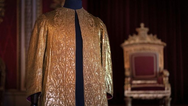 Raja Charles III akan dinobatkan pada Sabtu (6/5). Ia akan mengenakan jubah mewah yang telah digunakan oleh beberapa Raja dan Ratu pengemban takhta Inggris.