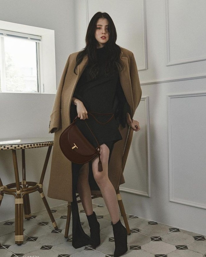 Kamu juga bisa tampil memukau dengan gaya layering lho! Long coat bisa memaksimalkan black dress favoritmu agar semakin elegan./Foto: Instagram.com/Xeesoxee