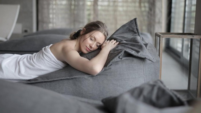 Menurut Dermatologi, 5 Kebiasaan Sebelum Tidur Ini Bisa Memicu Kerusakan Kulit Wajah Lho! Suka Kamu Lakukan?