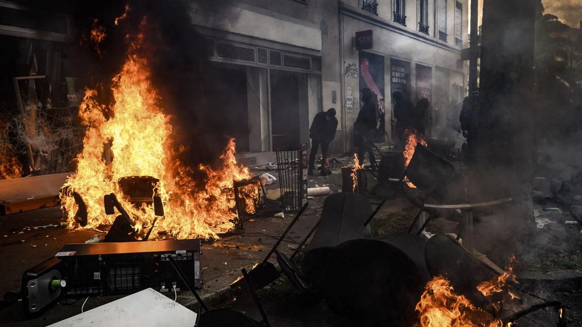 FOTO: Bara Amarah Buruh di Ricuh May Day Prancis