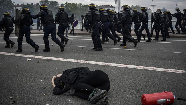 FOTO: Bara Amarah Buruh di Ricuh May Day Prancis