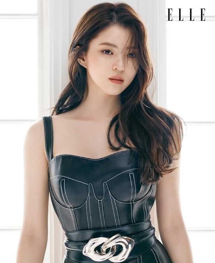 Leather dress warna hitam juga bisa dijadikan solusi untuk tampil modis dengan praktis. Cocok untuk kamu yang sedang terburu-buru./Foto: Instagram.com/Xeesoxee