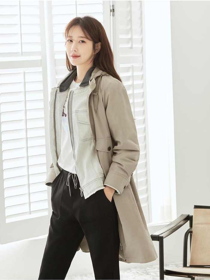 Lebih casual, kali ini Lee Ji Ah menggunakan outfit dari brand lokal bernama Olivia Lauren. Sangat cocok dengan wajah mungilnya yang sehat ya, Beauties./ Foto: instagram.com/e.jiah/