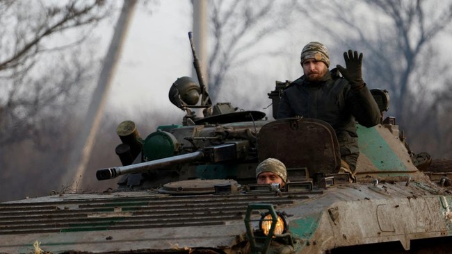 Dua komandan militer Rusia tewas ketika mengadang pasukan militer Ukraina di kota Bakhmut pada Minggu (14/5).