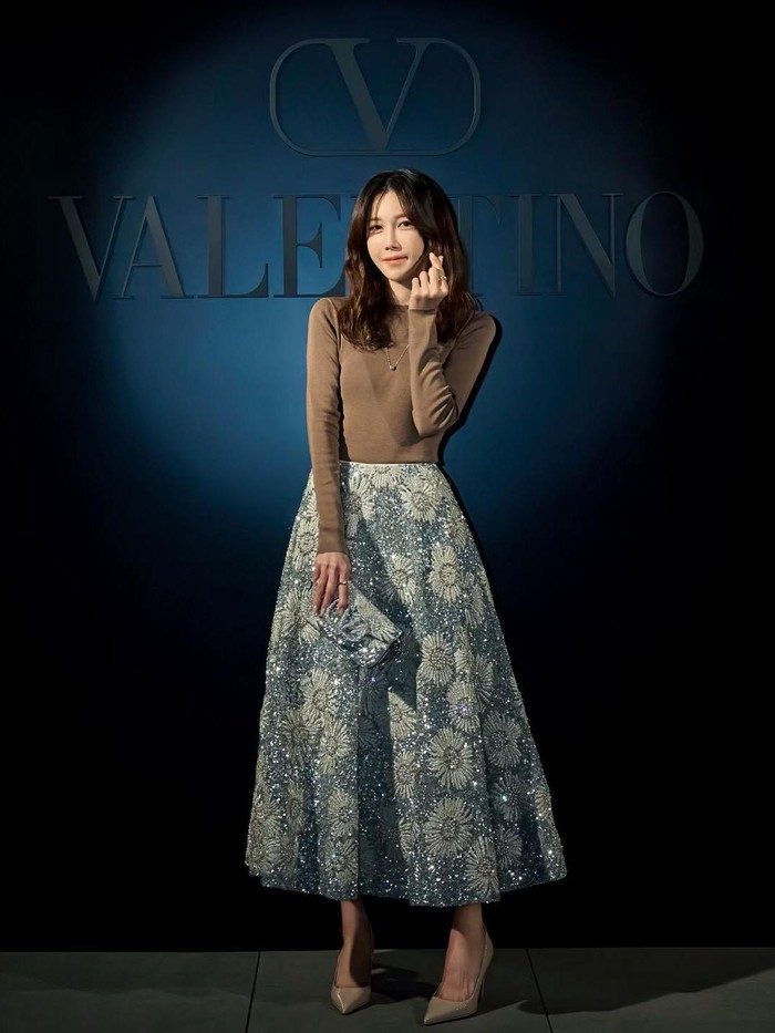 Lee Ji Ah merupakan artis populer yang kerap tampil fashionable. Meski berkepala empat, ia tetap stylish. Seperti ketika menggunakan outfit dari brand asal Italia, Maison Valentin yang pancarkan aura elegan./ Foto: instagram.com/e.jiah/