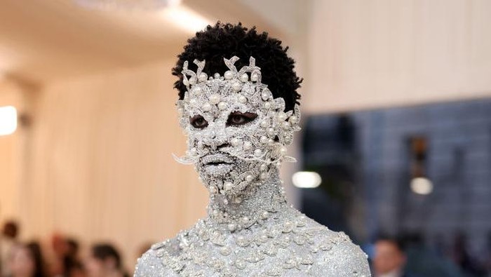 img-title Jadi Manusia Silver di Met Gala 2023, Lil Nas X Butuh 9 Jam untuk Berdandan! Ini Detail Gayanya