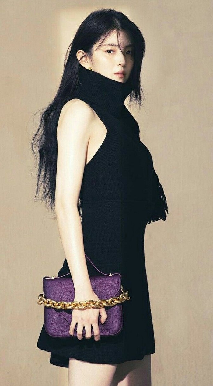 Little black dress bisa membuat tampilan kamu semakin chic. Tambahkan scarf hitam dan clutch bag warna cerah agar semakin stunning!/Foto: Instagram.com/Xeesoxee