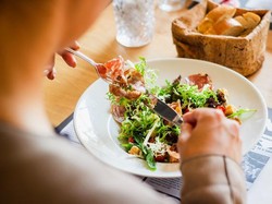 12 Arti Mimpi Makan Bersama Seseorang serta Tips Memaknainya