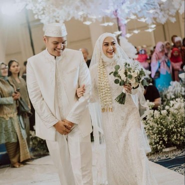 Isu Dekat dengan Billy Syahputra & Sule, 7 Foto Pernikahan Memes Prameswari