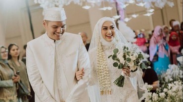 Isu Dekat dengan Billy Syahputra & Sule, 7 Foto Pernikahan Memes Prameswari