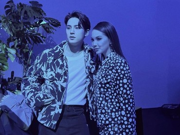 img-title Pamer Foto Bareng Mingyu SEVENTEEN, Paras Alyssa Daguise Bikin Fans Pangling