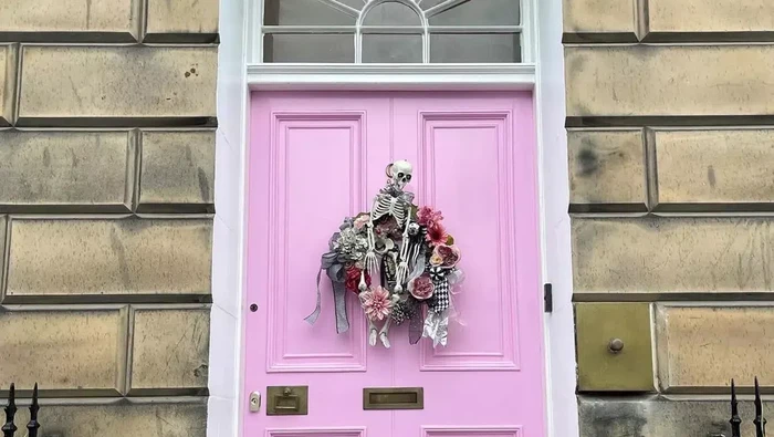 Miranda dapat surat dari Pemerintah karena pintu rumah berwarna pink