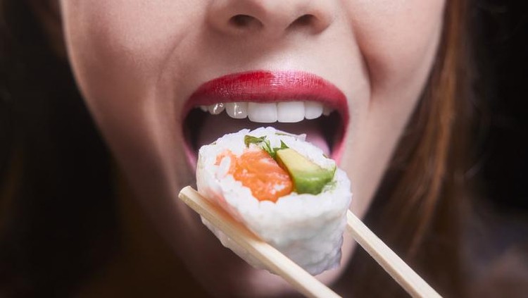 Mitos makan sushi 7 Mitos Sushi yang Keliru Ini Masih Banyak Dipercaya Orang