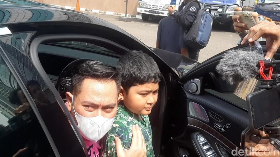 Nassar dan anaknya saat ditemui di kawasan Trans TV.