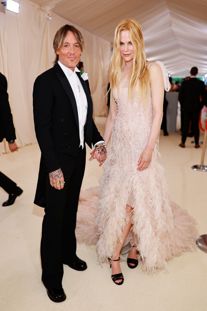 Nicole Kidman pakai ulang gaun Chanel saat jadi bintang iklan parfumnya pada tahun 2004. Sementara Keith Urban memilih jaket tuxedo yang klasik. Perfect combo! Foto: Getty Images for The Met Museum//Kevin Mazur/MG23