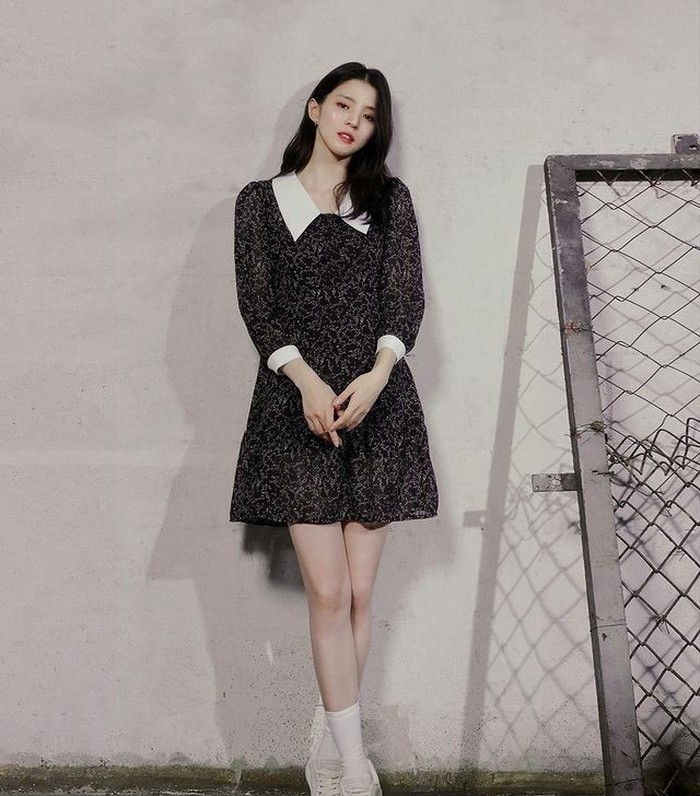 Pecinta gaya fashion vintage, potongan dress seperti potret Han So Hee di atas bisa dijadikan referensi. Cocok banget untuk daily outfit kamu./Foto: Instagram.com/Xeesoxee