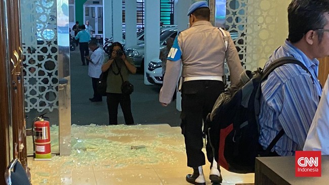 Sumber aliran uang Rp800 juta di rekening Mustopa, penembak kantor MUI di Jakarta diklaim berasal dari ketiga anaknya yang bekerja di luar negeri.