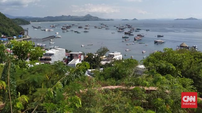 Cuaca buruk tengah melanda perairan tersebut dengan gelombang tinggi dan angin kencang yang bisa membahayakan pelayaran kapal wisata ke Taman Nasional Komodo.