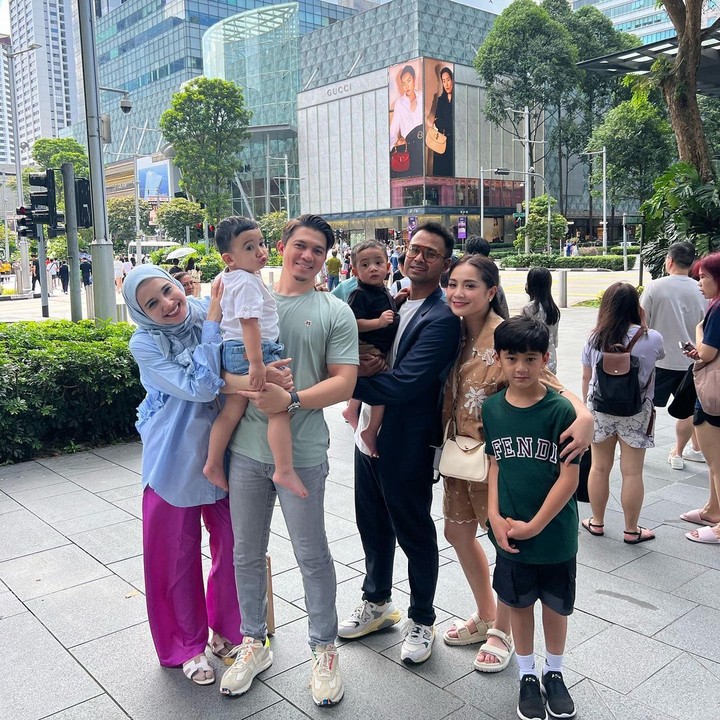 Potret Keluara Artis Liburan ke Singapura