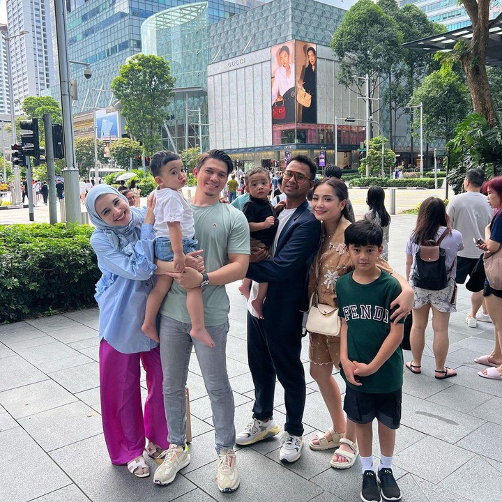 <p>Raffi Ahmad dan Nagita Slavina memutuskan untuk menghabiskan libur Lebarannya ke Singapura. Keduanya turut membawa anak-anaknya, Rafathar dan Rayyanza. (Foto: Instagram: @raffinagita1717)</p>