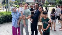 <p>Raffi Ahmad dan Nagita Slavina memutuskan untuk menghabiskan libur Lebarannya ke Singapura. Keduanya turut membawa anak-anaknya, Rafathar dan Rayyanza. (Foto: Instagram: @raffinagita1717)</p>